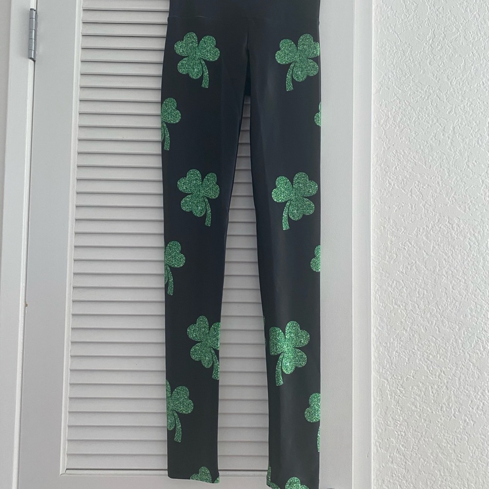 Never Worn! GOLDSHEEP. Gold Shamrock leggings ☘️ NEVER WORN. XS. Full length.